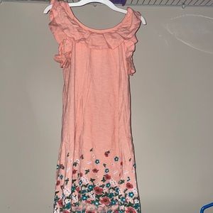 Dress with ruffled sleeves.